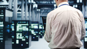 Hombre solucionando problemas de configuración de productos Fortinet