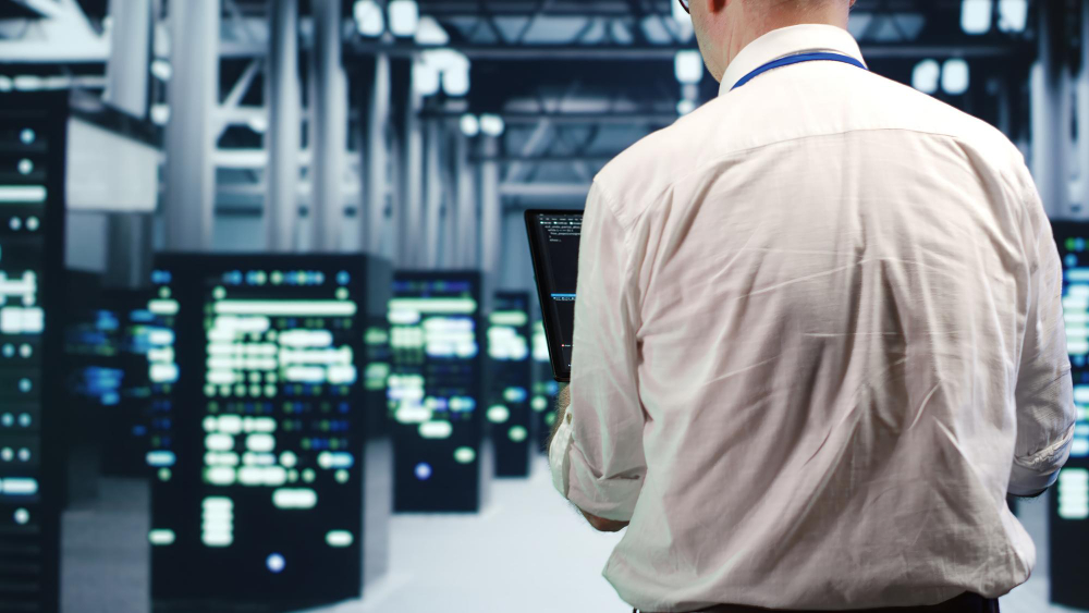 Hombre solucionando problemas de configuración de productos Fortinet