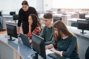 Estudiantes frente a su pc representando Fortinet en la educación